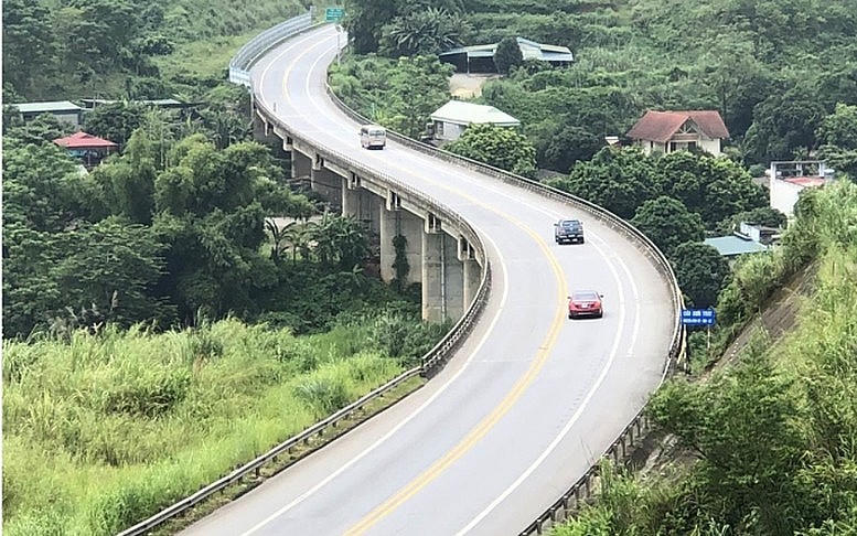 Một đọan đường thuộc cao tốc Nội Bài - Lào Cai.