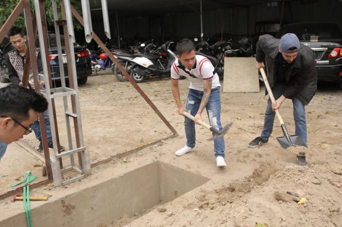 Ê kíp trợ giúp lấp đất lại sau khi cho anh Trần Đình Quý vào "quan tài".