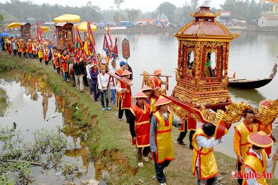 Lễ rước trong lễ hội Đền Đức Hoàng. ảnh: Hồ Các