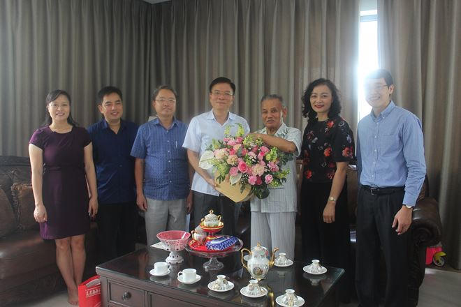 Bộ trưởng Lê Thành Long thăm hỏi và tri ân nguyên Bộ trưởng Nguyễn Đình Lộc.