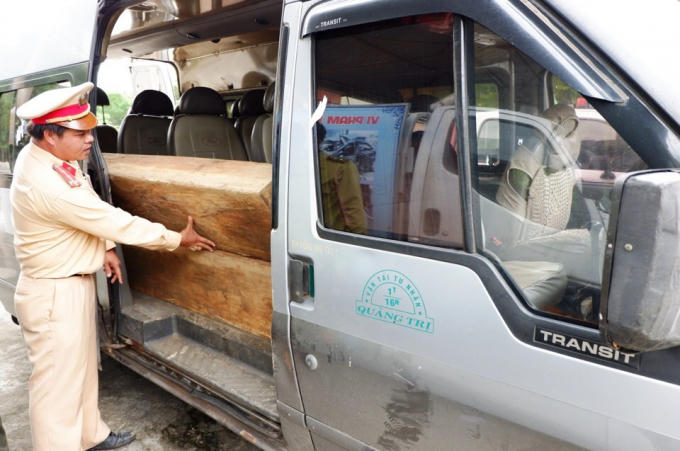 Xe chở gỗ lậu được cơ quan chức năng phát hiện.