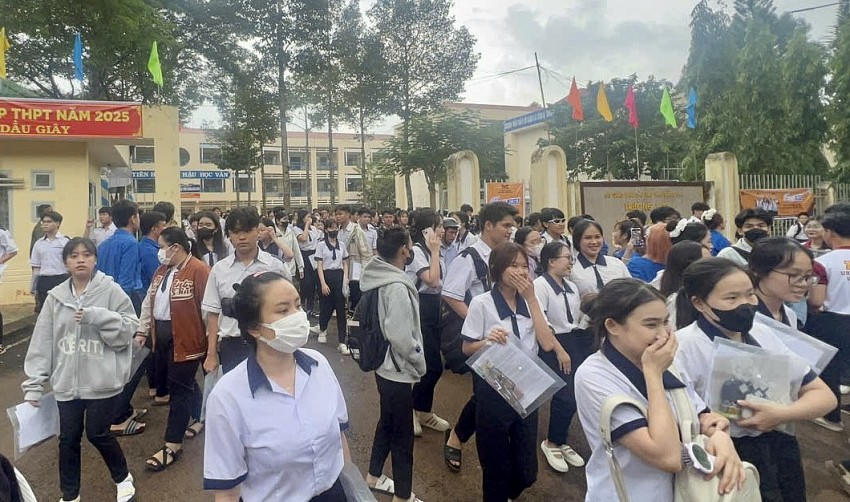 Các thí sinh đã hoàn thành môn thi đầu tiên.