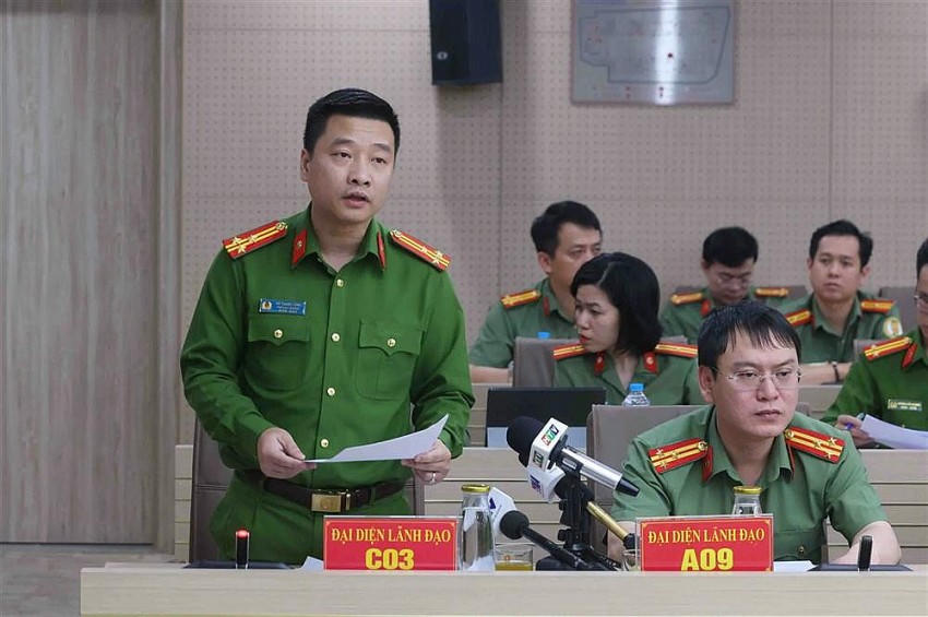 Thượng tá Vũ Thanh Tùng, Phó Cục trưởng Cục Cảnh sát điều tra tội phạm về tham nhũng, kinh tế, buôn lậu, Bộ Công an phát biểu tại Họp báo. Ảnh: BCA.