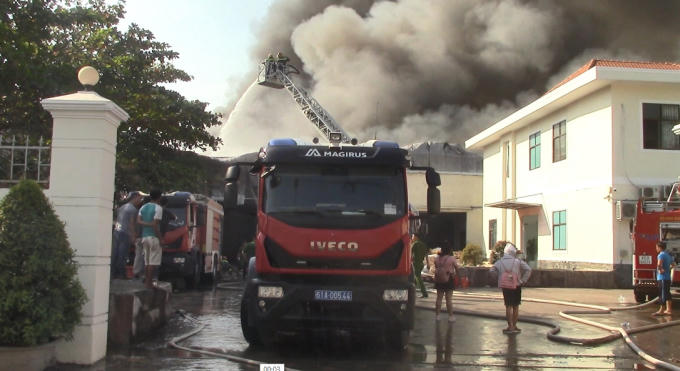 Nhiều xe chữa cháy được huy động tới hiện trường dập lửa (Ảnh: Hà Bắc)