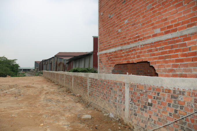 Bức tường được xây dựng đã hoàn thiện ngay giữa lòng suối bất chấp văn bản chỉ đạo của UBND huyện Trảng Bom.