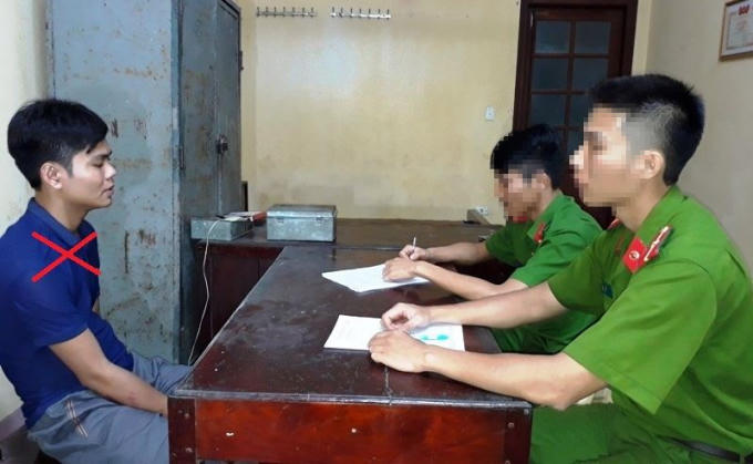 Lực lượng chức năng lấy lời khai từ đối tượng Trần Xuân Quang (Ảnh do công an Hà Nam cung cấp).