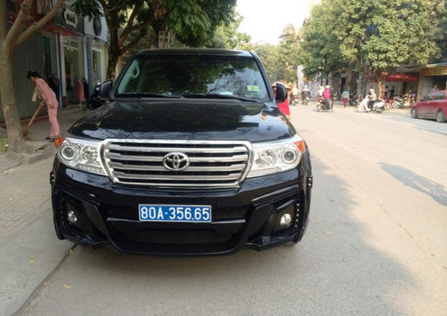 Ninh Bình: Nghi vấn 2 xe ô tô tiền tỷ không dán tem đăng kiểm, đeo biển giả