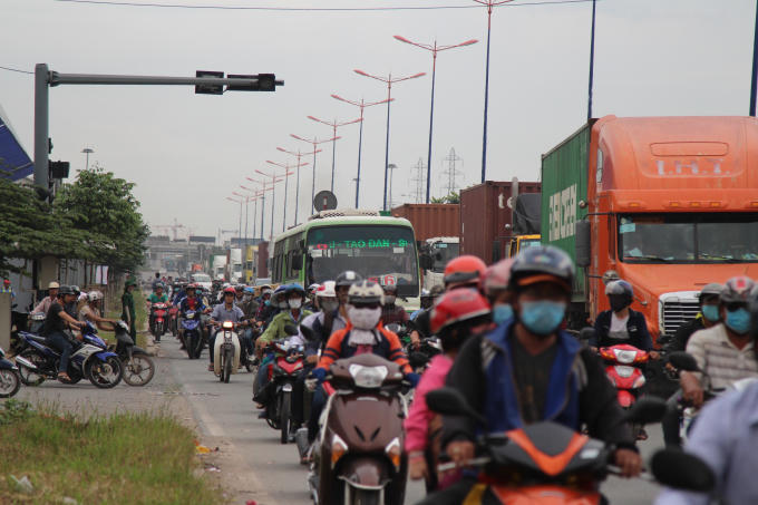 Kẹt xe nghiêm trọng trên xa lộ Hà Nội.