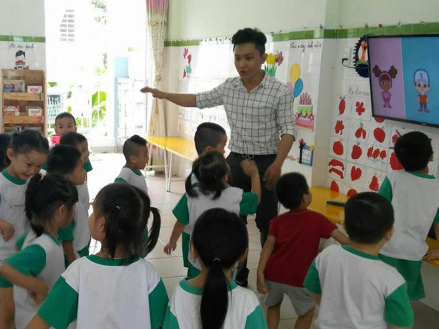 Học sinh Trường mầm non Họa Mi, Nhà Bè, TPHCM trong giờ làm quen với Tiếng Anh.