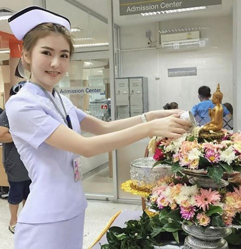 Hình ảnh xinh đẹp trong trang phục y tá của Pimchanok đã khiến nhiều người thích thú.