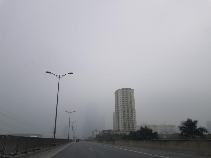 Toà nhà Keangnam Hanoi Landmark Tower cao 72 tầng được biết đến là tòa nhà hiện đại cao nhất Việt Nam và đứng thứ 5 thế giới về tổng diện tích của một công trình kiến trúc đơn lẻ. Lưu thông trên đường vành đai 3, anh Thanh Thắng cho biết: Thường thì hiện tượng sương mù khiến tầm nhìn khi lưu thông sẽ giảm, những tòa nhà cao tầng vì thế sẽ bị che khuất bởi lớp sương. Tôi nghĩ, khi thời tiết nắng trở lại, hiện tượng này sẽ kết thúc".