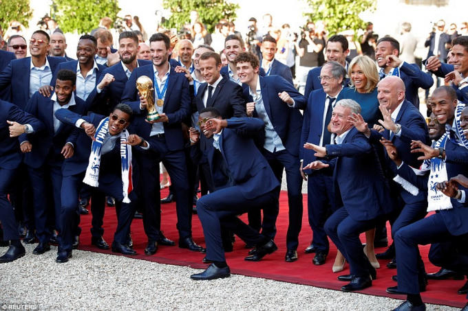 Thành viên đội tuyển Pháp chụp hình cùng Tổng thống Macron .
