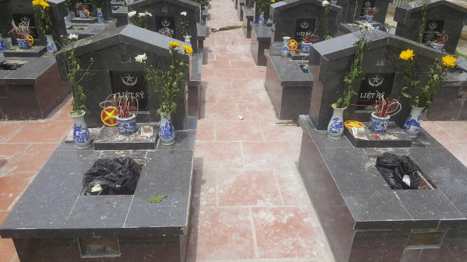 Bên cạnh những ngôi mộ đã có tên thì còn đó những ngôi mộ chưa co tên.