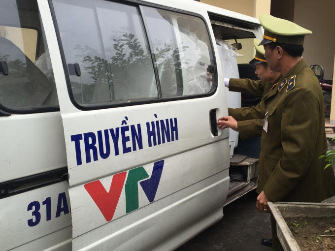 Chiếc xe có gắn lô gô giả Đoàn làm phim truyền hình Việt Nam chở hàng lậu không rõ nguồn gốc, xuất xứ.