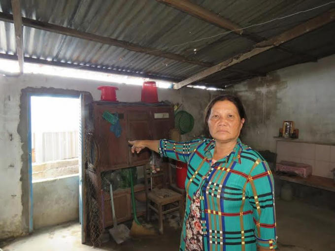 Bà Ngọc Anh trong góc sau ngôi nhà được xây dựng và ở ổn định mấy chục năm qua.