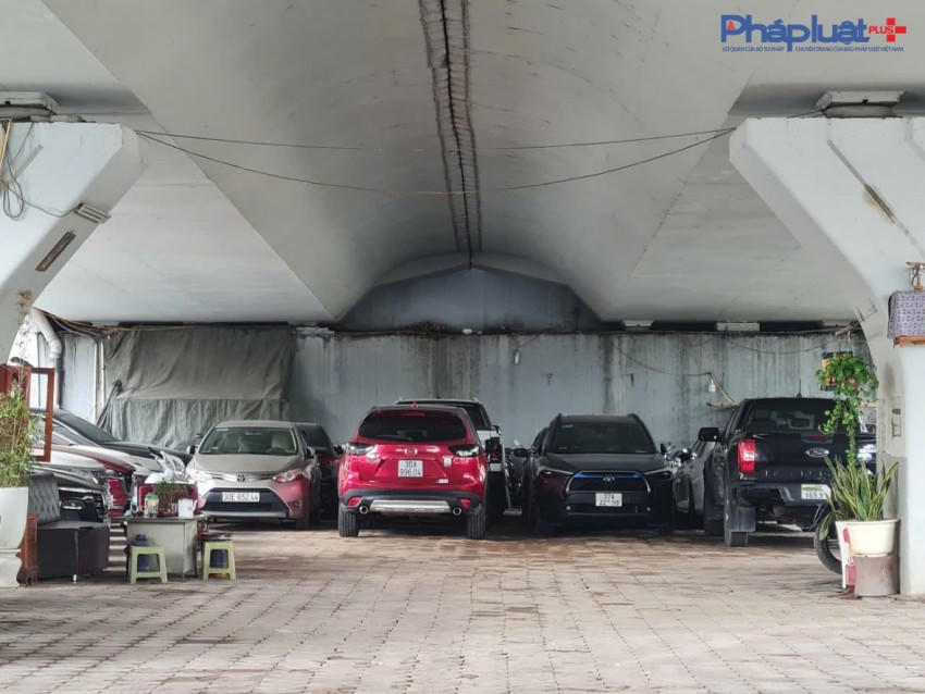 Cận cảnh những điểm trông giữ xe núp dưới chân cầu vượt tiềm ẩn nguy cơ bất an giữa lòng Hà nội