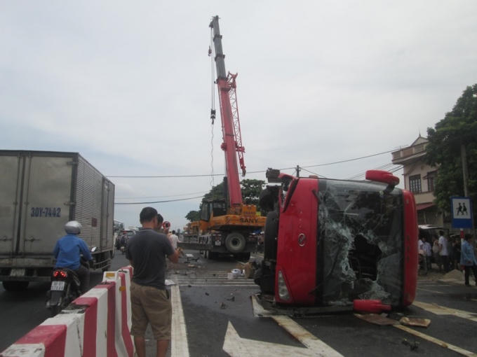 Lực lượng chức năng đưa xe cẩu đến để giải tỏa giao thông.