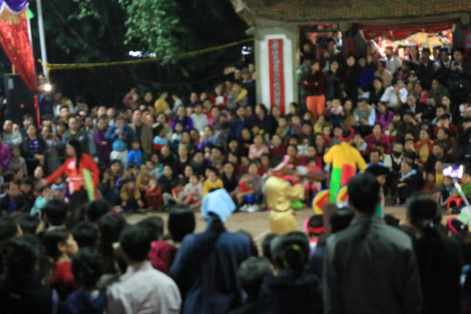 Tối 7/2 (tức ngày 11/1 AL) hàng trăm du khách thập phương cùng người dân xã Tứ Xã, huyện Lâm Thao tập trung tại miếu Trò tham gia dự Lễ hội Linh tinh tình phộc.