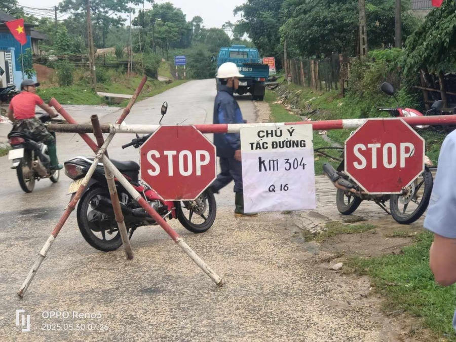 Quốc lộ 16 từ xã Tri Lễ (Quế Phong) sang huyện Tương Dương bị "tê liệt" do sạt lở, cây cối gãy đổ.