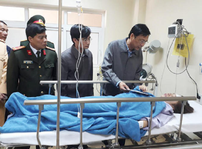 Đồng chí Nguyễn Văn Đọc Bí thư Tỉnh ủy, Chủ tịch Hội đồng Nhân dân tỉnh Quảng Ninh, cùng lãnh đạo TP Uông Bí, thăm hỏi các nạn nhân bị thương trong vụ tai nạn.