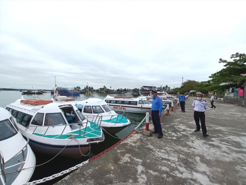 Lực lượng chức năng kiểm tra tại bến Cửa Đại.