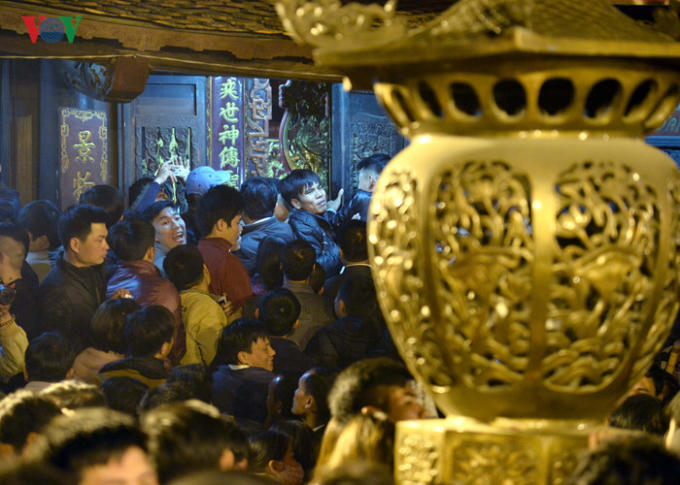 Sau khi hàng rào được gỡ bỏ, rất đông người cùng lúc lao vào đền nhằm mang lộc về nhà.