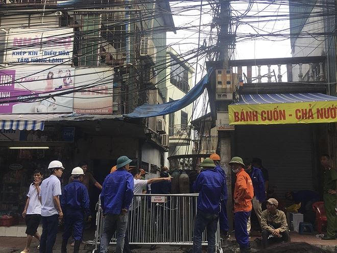 Lối vào hiện trường vụ cháy sáng nay được phong tỏa để điều tra. Ảnh: Nhị Tiến