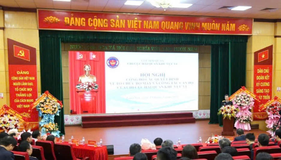 Toàn cảnh hội nghị công bố quyết định.