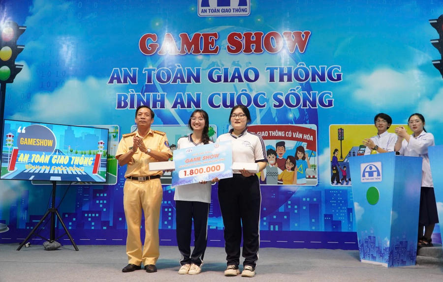 Đại diện Ban tổ chức trao thưởng cho các đội tham gia Game show "An toàn giao thông - Bình an cuộc sống.
Đại diện Ban tổ chức trao thưởng cho các đội tham gia Game show "An toàn giao thông - Bình an cuộc sống.