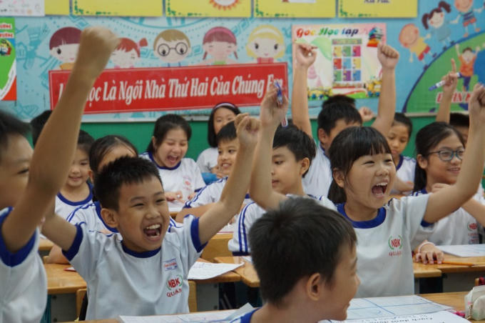 Ngoài giờ dạy, giáo viên phải soạn giáo án, chấm bài, vào điểm, xử lý học sinh vi phạm, công tác chủ nhiệm...