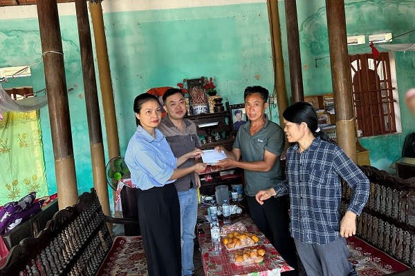 Chủ tịch Công đoàn Công ty TNHH Công nghiệp Lion Core Việt Nam, bà Đào Thị Thùy trao tiền ủng hộ đoàn viên có hoàn cảnh khó khăn.