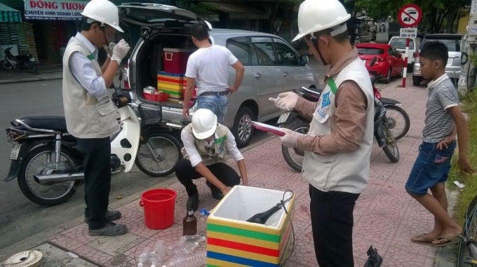 Cơ quan chức năng tiến hành lấy mẫu nước sông An Cựu để kiểm tra.