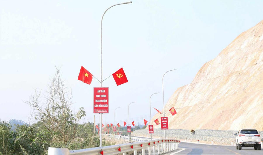 Hệ thống cột điện dọc Núi Nguộc được hoàn thiện.