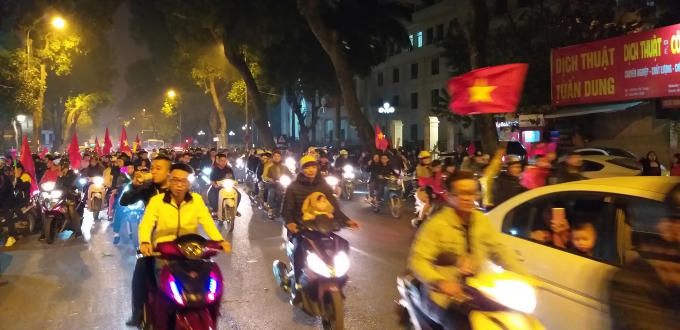 Sau chiến thắng nghẹt thở trước Jordan ở vòng 1/8 Asian Cup 2019. Hàng nghìn CĐV đã nhanh chóng đổ về trung tâm Thủ đô ăn mừng chiến thắng của đội tuyển Việt Nam.