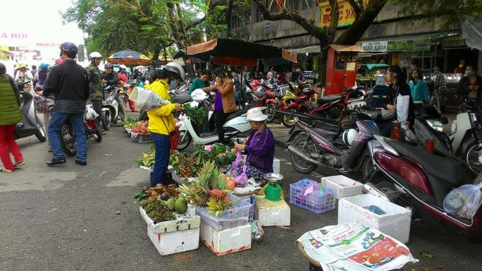 Tuy không khí háo hức nhưng người Huế vẫn điềm đạm mà "chẳng nơi nào có được" (Ảnh: PV Đăng Hậu chụp ngày 30 Tết)