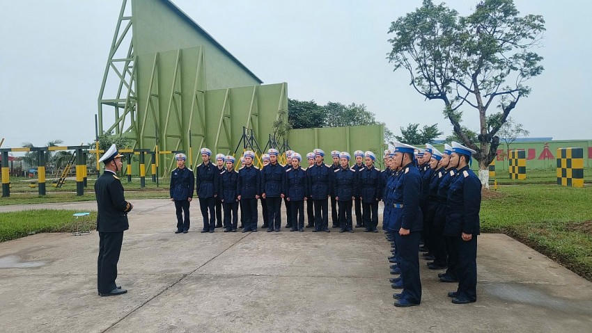 Huấn luyện điều lệnh cho chiến sĩ mới.