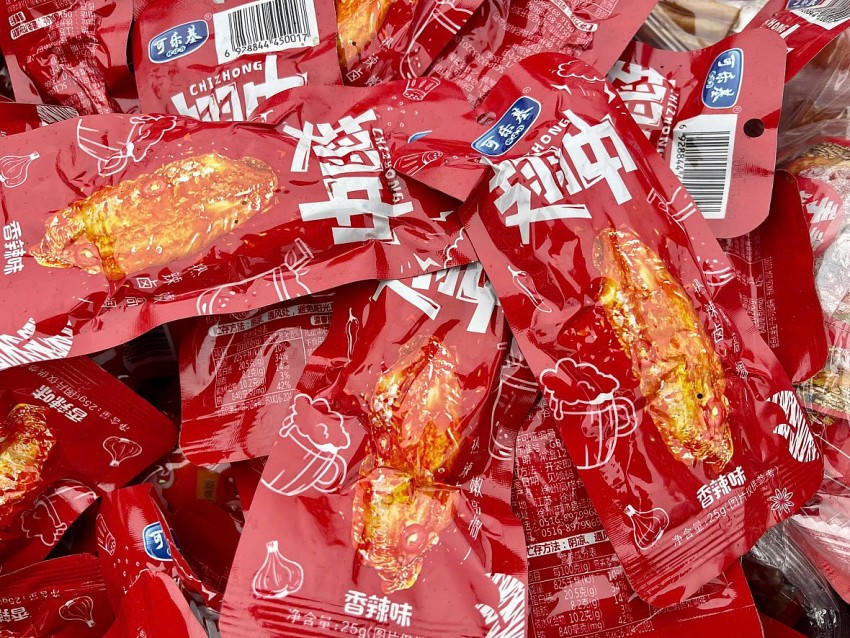 Cận cảnh "núi bánh kẹo" không rõ nguồn gốc đổ thải trái phép tại bãi rác La Phù, Hoài Đức