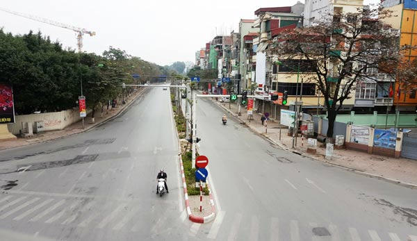 Một m&igrave;nh một đường, người thanh ni&ecirc;n điều khiển xe gắn m&aacute;y vẫn đi đ&uacute;ng l&agrave;n đường, bật xi nhan v&agrave; chờ t&iacute;n hiệu đ&egrave;n xanh để rẽ tr&aacute;i tr&ecirc;n đường Kim M&atilde;.