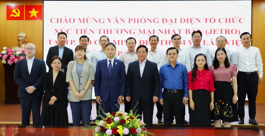 Đại biểu chụp hình lưu niệm.