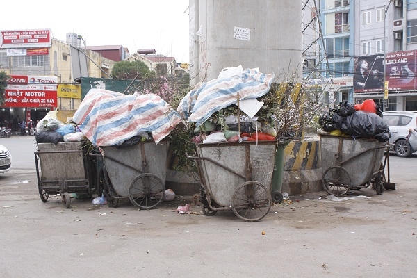 Đi trên phố phường Hà Nội trong những ngày này, hình ảnh những xác đào vứt thành đống không còn quá xa lạ với người đi đường. Rác thải thì tăng cũng gấp hai đến ba lần ngày thường.