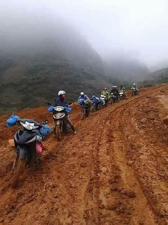 Đi xe máy để tiết kiệm thời gian nhưng có lẽ với con đường thế này, các thầy cô sẽ mất sức hơn đi bộ nhiều lần.