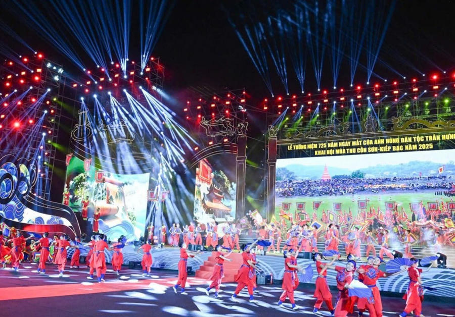 Tiết mục biểu diễn nghệ thuật mở đầu chương trình.