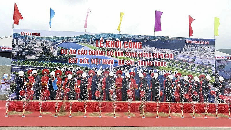 Lễ khởi công xây dựng cầu đường bộ qua sông Hồng biên giới Bát Xát (Việt Nam)-Bá Sái (Trung Quốc).