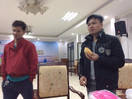 Tự Long "gặm" bánh mì chống đói.