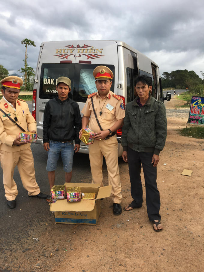 Tài xế, phụ xe cùng tang vật bị các chiến sĩ CSGT trạm Krông Buk, Đắk Lắk bắt giữ.