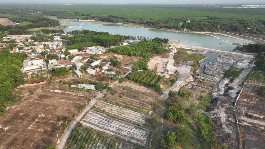 Một góc của hồ thủy lợi Lộc An (xã Lộc An, huyện Long Thành) với hàng chục dự án phân lô đất nông nghiệp bao vây quanh lòng hồ, không khác gì một tấm áo vá.