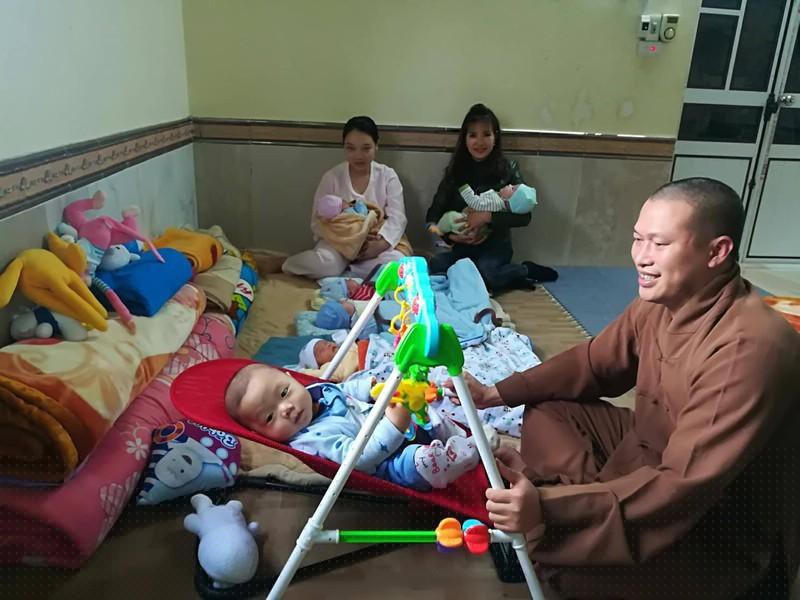 Đại đức Thích Nguyên Bình hạnh phúc khi thấy trẻ lớn khôn từng ngày.