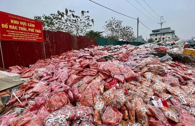 Hàng tấn bánh kẹo không rõ nguồn gốc đổ trộm ra khu vực cấm đổ rác thải, phế thải.