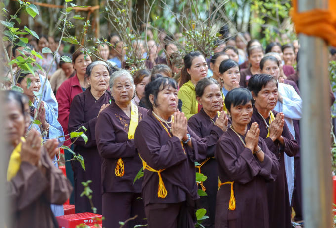 Nhân dân tham dự đông đảo và trang nghiêm.