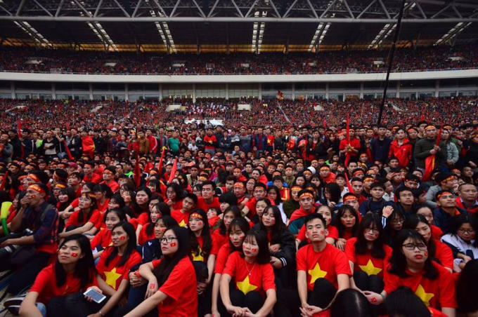 Ngoài những CĐV ngồi trên các khán đài, thì còn có hàng vạn CĐV khác đứng dưới sân để theo dõi U23 Việt Nam đá chung kết U23 châu Á 2018 với U23 Uzbekistan qua màn hình lớn.